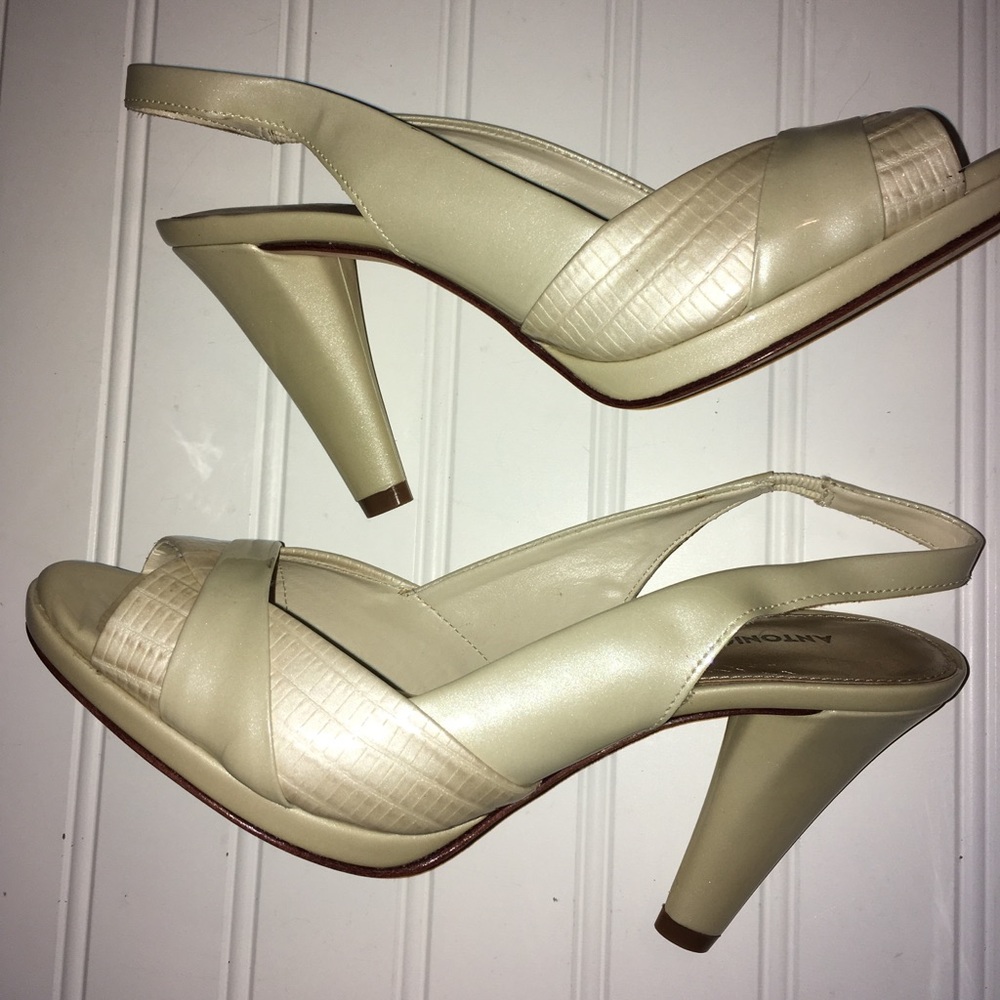 Antonio Melani ladies 7.5 pearl patent pumps. - Picture 4 of 6